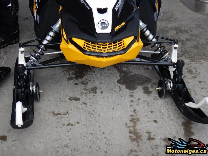 L’utilisation des RollerSki rend facile la conduite d’une motoneige sur une surface pavée