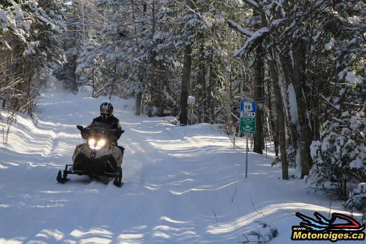Sentier transprovincial 19 au lendemain d’une tempête de neige Sentier transprovincial 19 au lendemain d’une tempête de neige