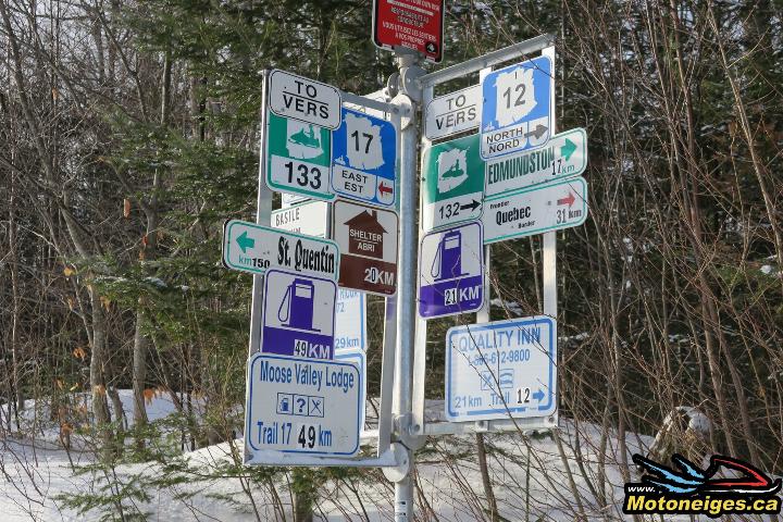 ?Panneau qu’on retrouve aux intersections qui nous diffuse une foule de renseignements ?Panneau qu’on retrouve aux intersections qui nous diffuse une foule de renseignements