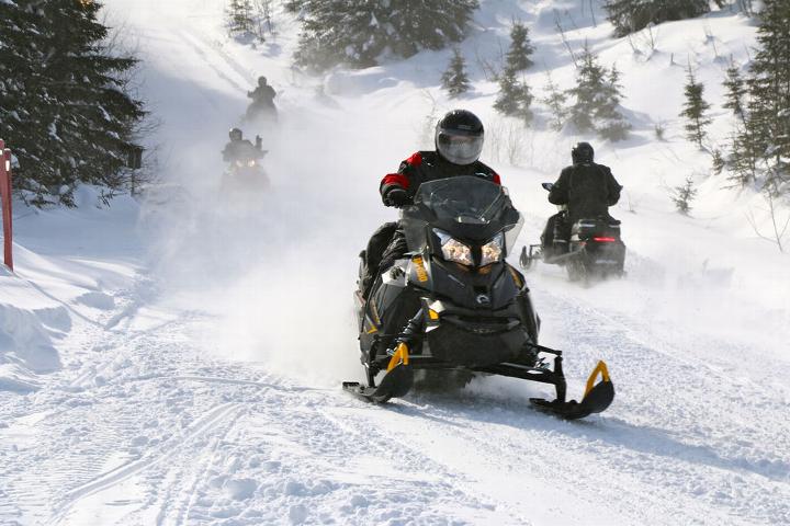 Même si cela peut sembler très loin, l’hiver va finir par revenir pour permettre aux amateurs de motoneige de profiter du réseau de 33 000 kilomètres de sentiers créé et entretenu par les bénévoles des 200 clubs du Québec.