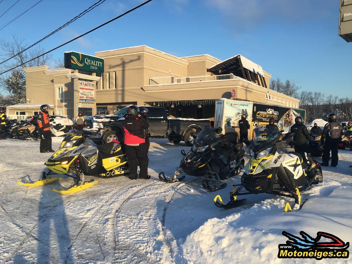 Découvrir les hautes Laurentides en motoneige - motoneigistes