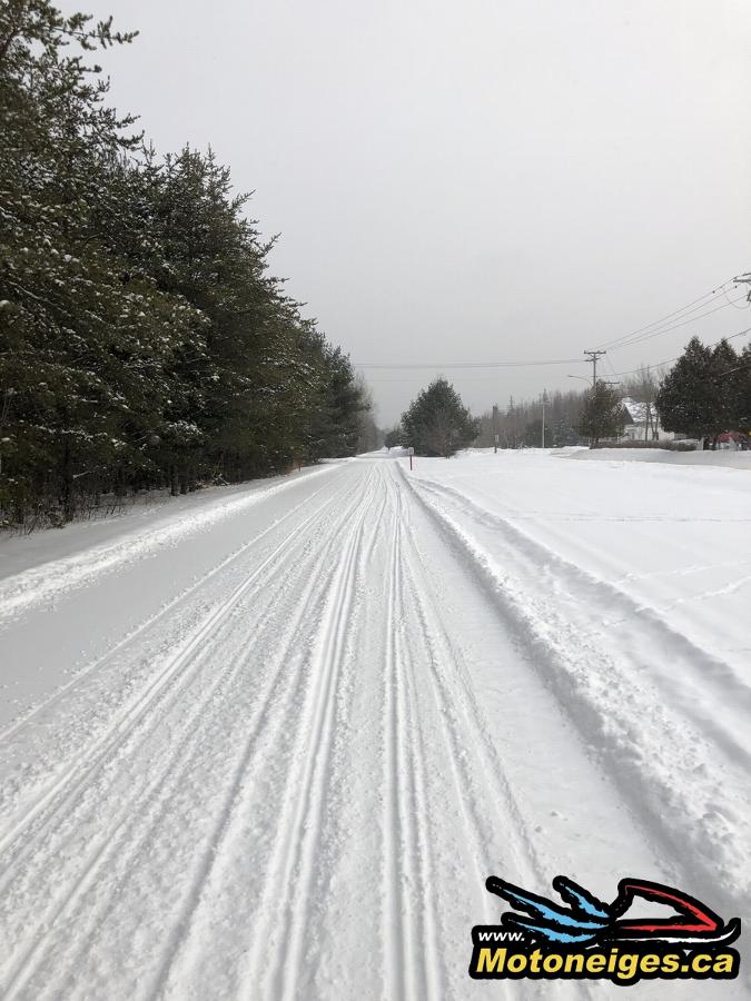 Découvrir les hautes Laurentides en motoneige - motoneigistes