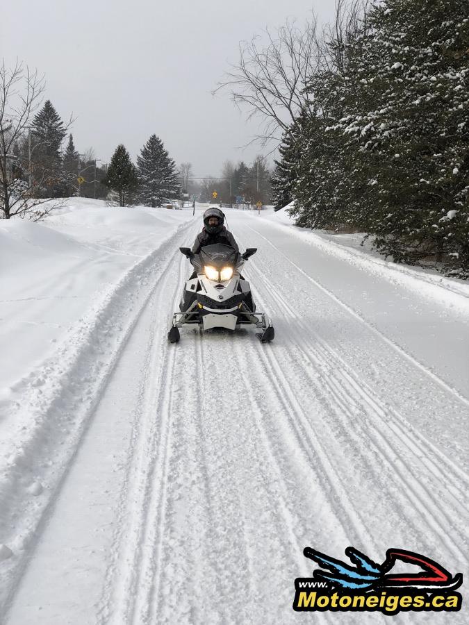 Découvrir les hautes Laurentides en motoneige - motoneigistes