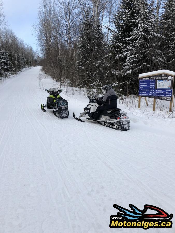 Découvrir les hautes Laurentides en motoneige - motoneigistes