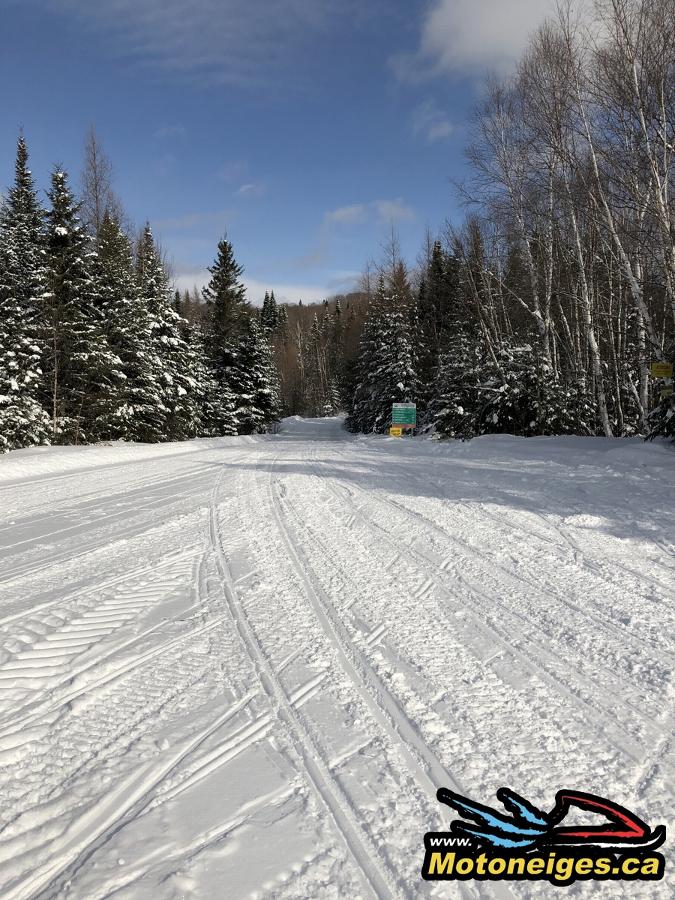 Découvrir les hautes Laurentides en motoneige - motoneigistes