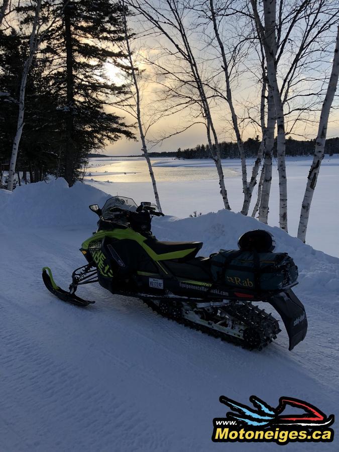 Découvrir les hautes Laurentides en motoneige - motoneigistes