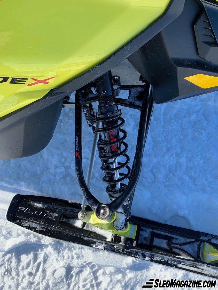 This season, thanks to the collaboration of BRP dealer Les Motoneiges Géro in St-Jean-de-Matha, I have the chance to test drive the 2021 Ski-Doo Renegade X 900 ACE Turbo. It’s a high-performance hybrid model that has been specifically designed to provide a superior driving experience, especially in terms of suspension. At the time of writing these lines and despite a late winter, I have covered enough kilometers to share with you my first impressions.
