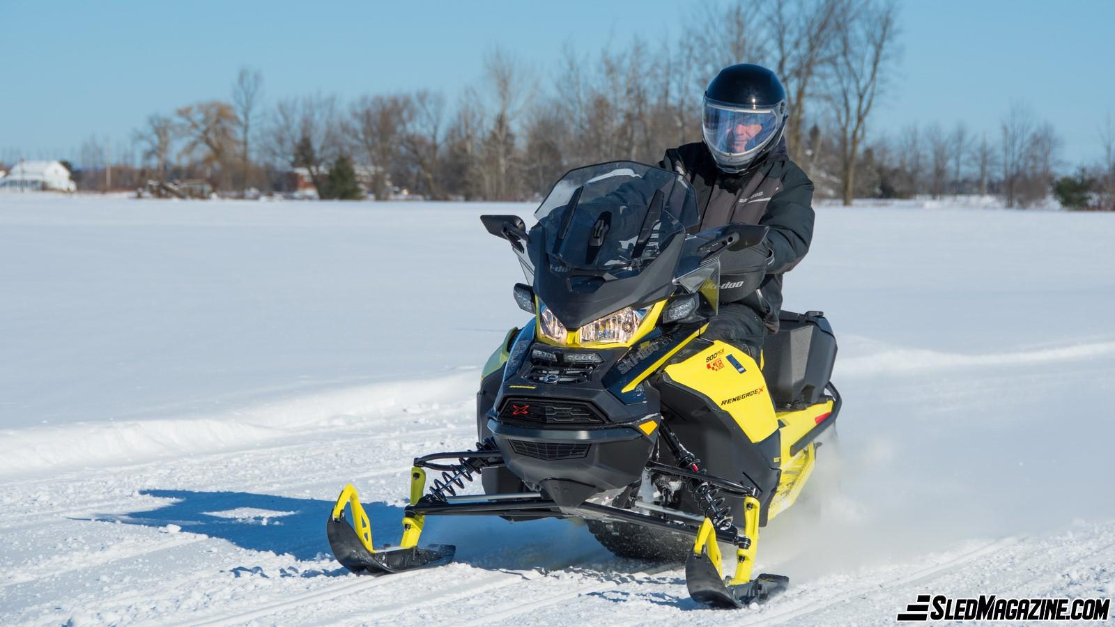 This season, thanks to the collaboration of BRP dealer Les Motoneiges Géro in St-Jean-de-Matha, I have the chance to test drive the 2021 Ski-Doo Renegade X 900 ACE Turbo. It’s a high-performance hybrid model that has been specifically designed to provide a superior driving experience, especially in terms of suspension. At the time of writing these lines and despite a late winter, I have covered enough kilometers to share with you my first impressions.