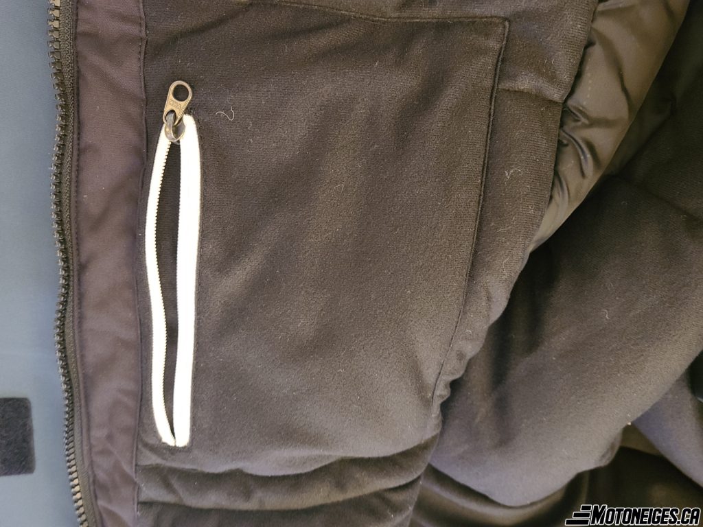 La poche intérieure du manteau est assez volumineuse et bien pratique.