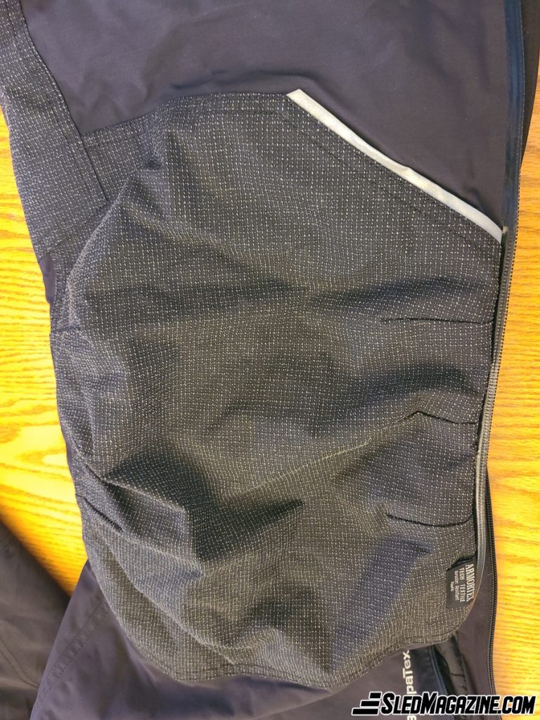 The bib overalls have Kevlar strips on the knees, lower legs and inside calves. These are the areas that are most prone to rubbing on the sides of the tunnel and the running boards. Our garment will therefore remain in excellent condition even after years of intensive use.