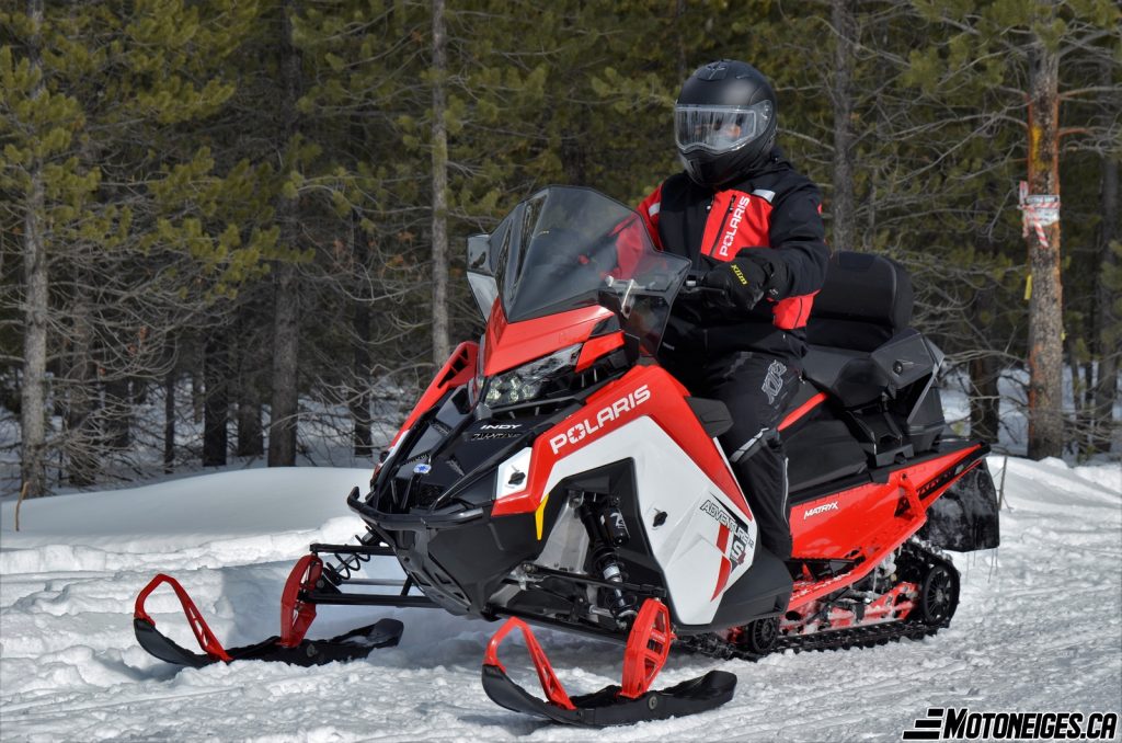 La Polaris S4 Indy Adventure 137 2023 est aussi offerte en version deux passagers