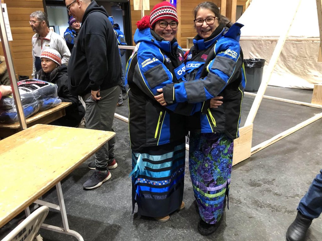 Deux femmes autochtones habillées de leurs jupes traditionnelles