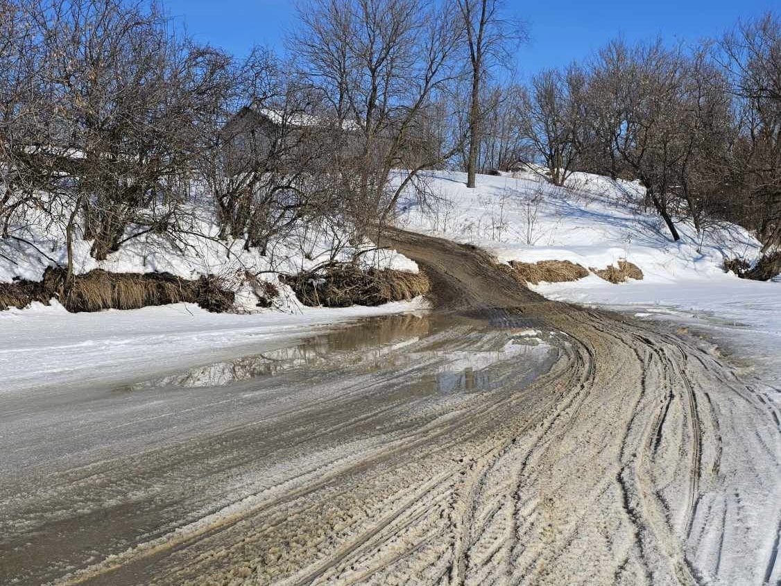 Sentier de motoneige avec très peu de neige et de la boue