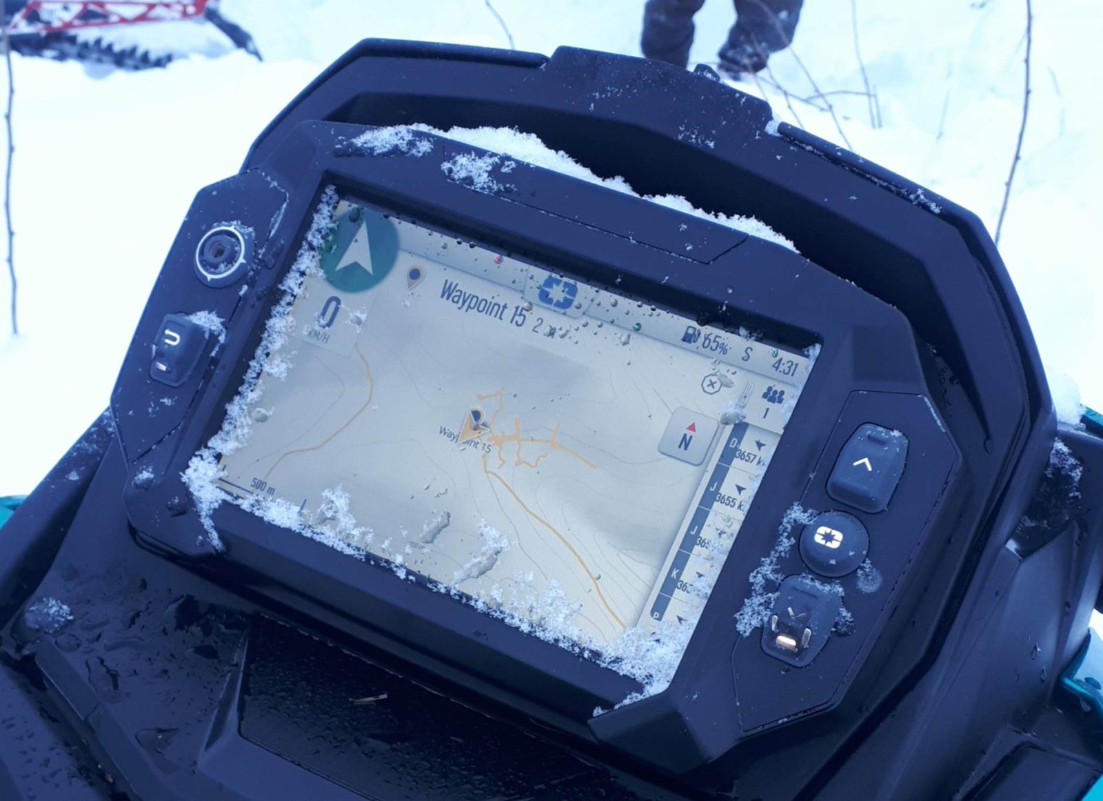 Écran 7S affichant le GPS  sur la RMK Khaos Slash 2024
