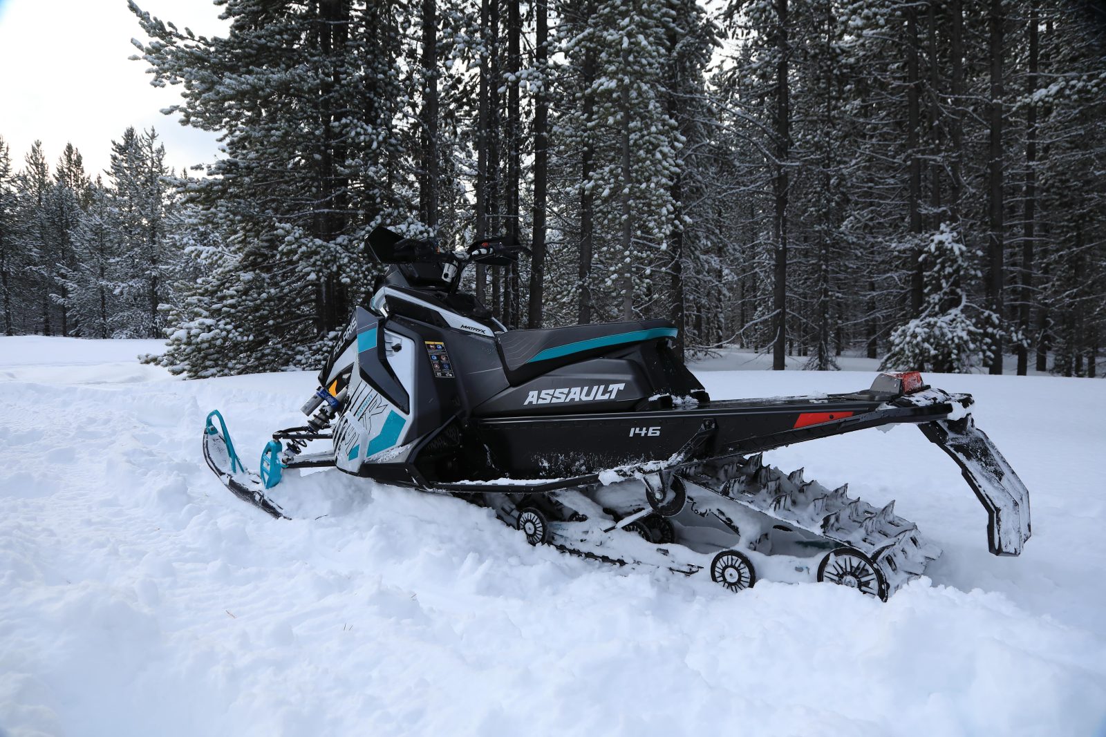 une motoneige switchback assault 2025 sur la neige