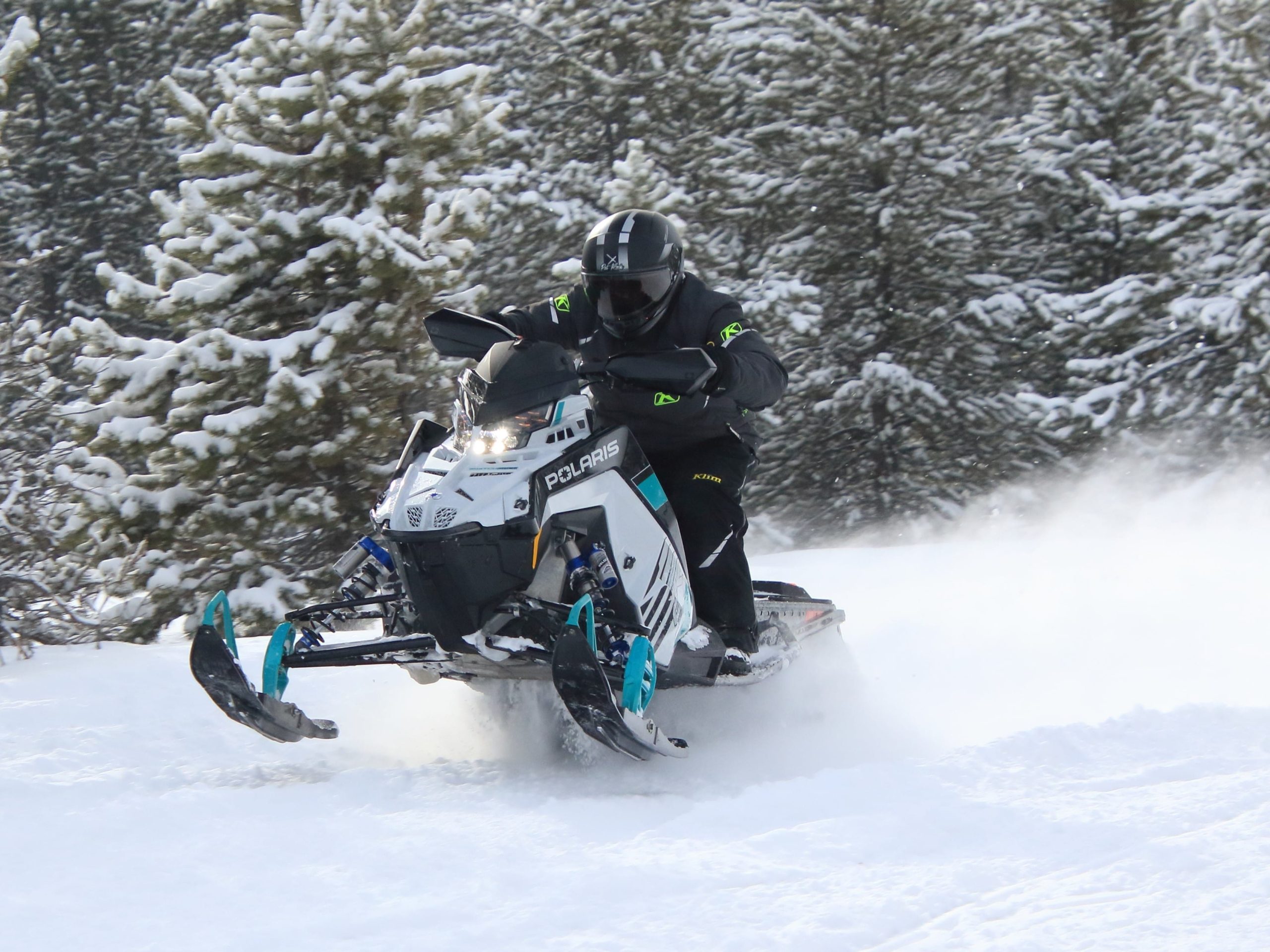 une motoneige switchback assault 2025 qui file sur la neige