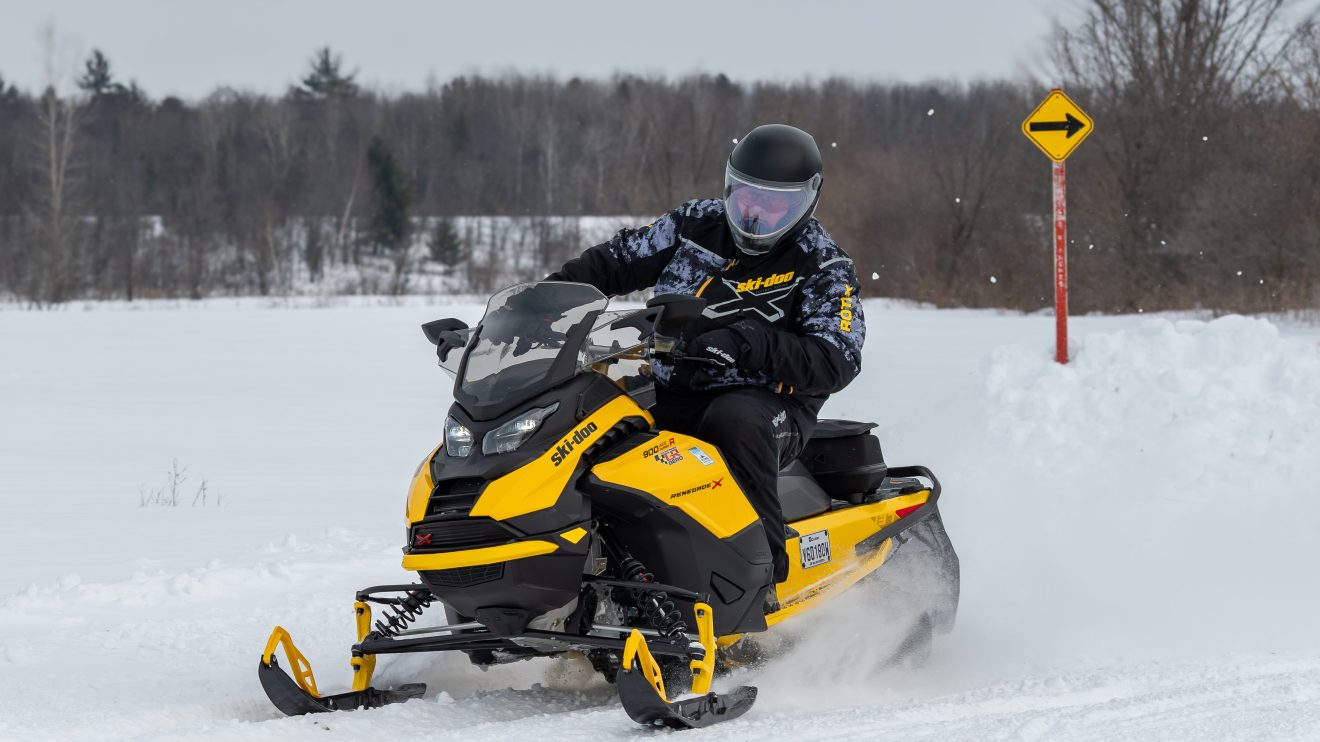 Renegade X 2024 : la bête de sentier chez Ski-Doo - Magazine Motoneiges.ca