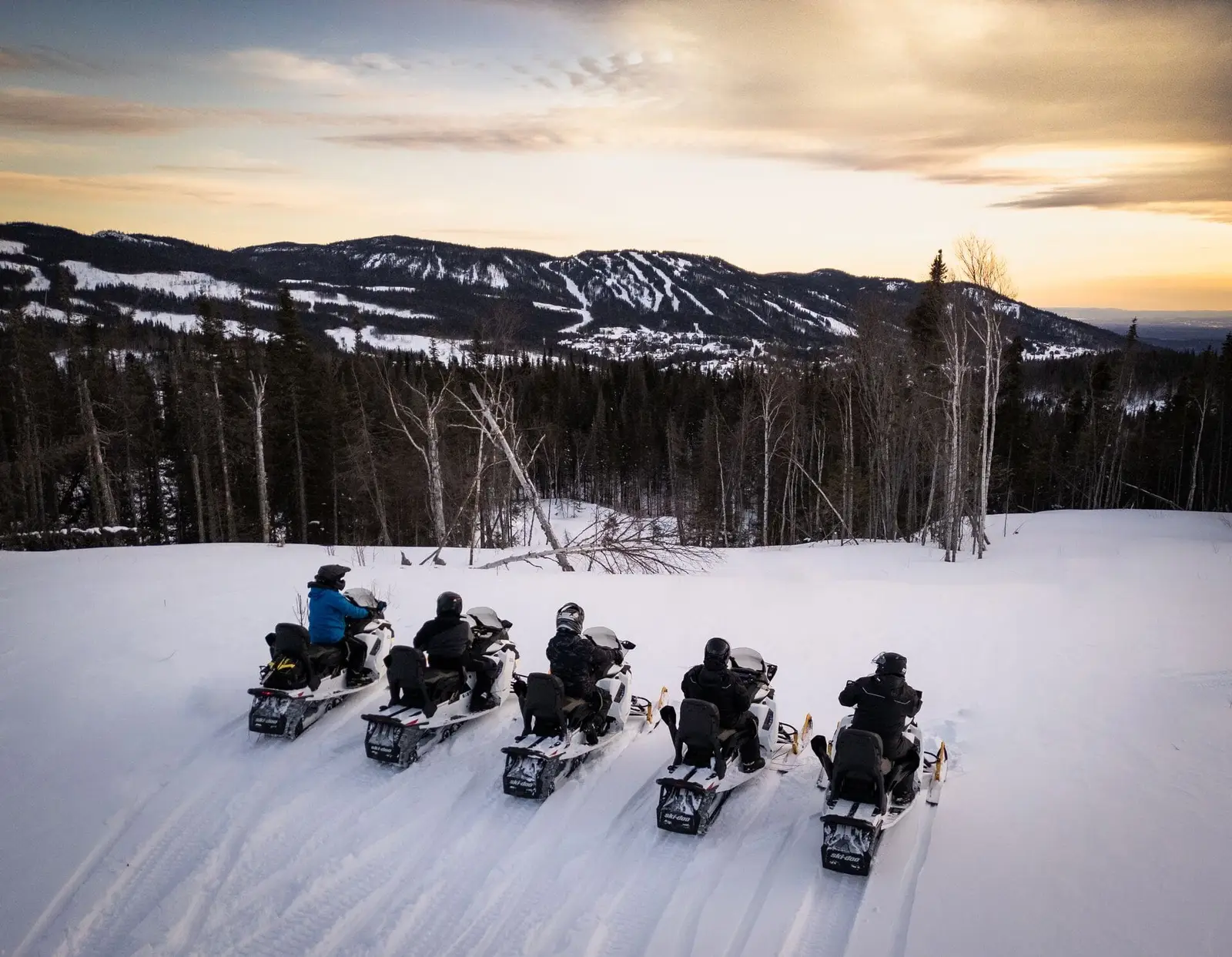 Group of snowmobilers in the Monts-Valin | © OYÉ