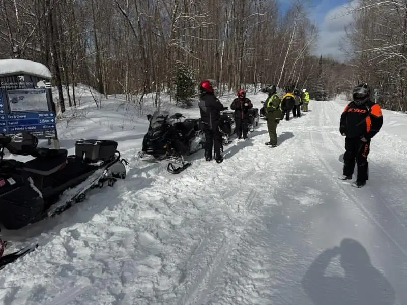 Agents de sentiers en intervention avec des motoneigistes.