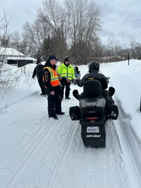 Agents de sentiers en intervention avec un motoneigiste.