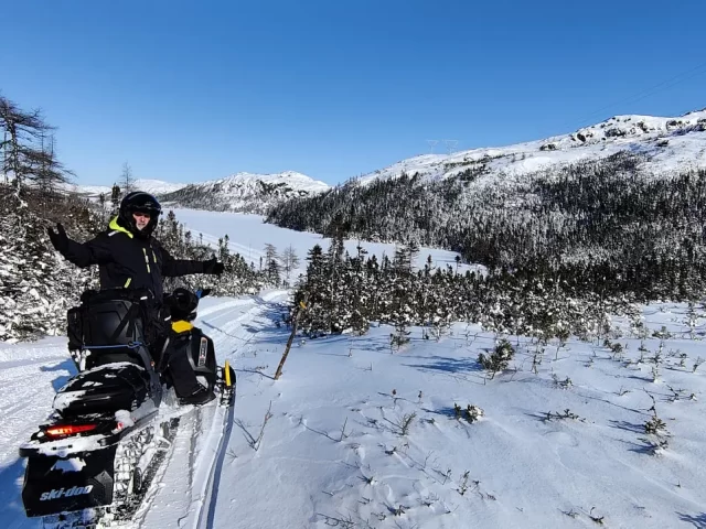 un motoneigiste sur la route blanche en basse-côte-nord.