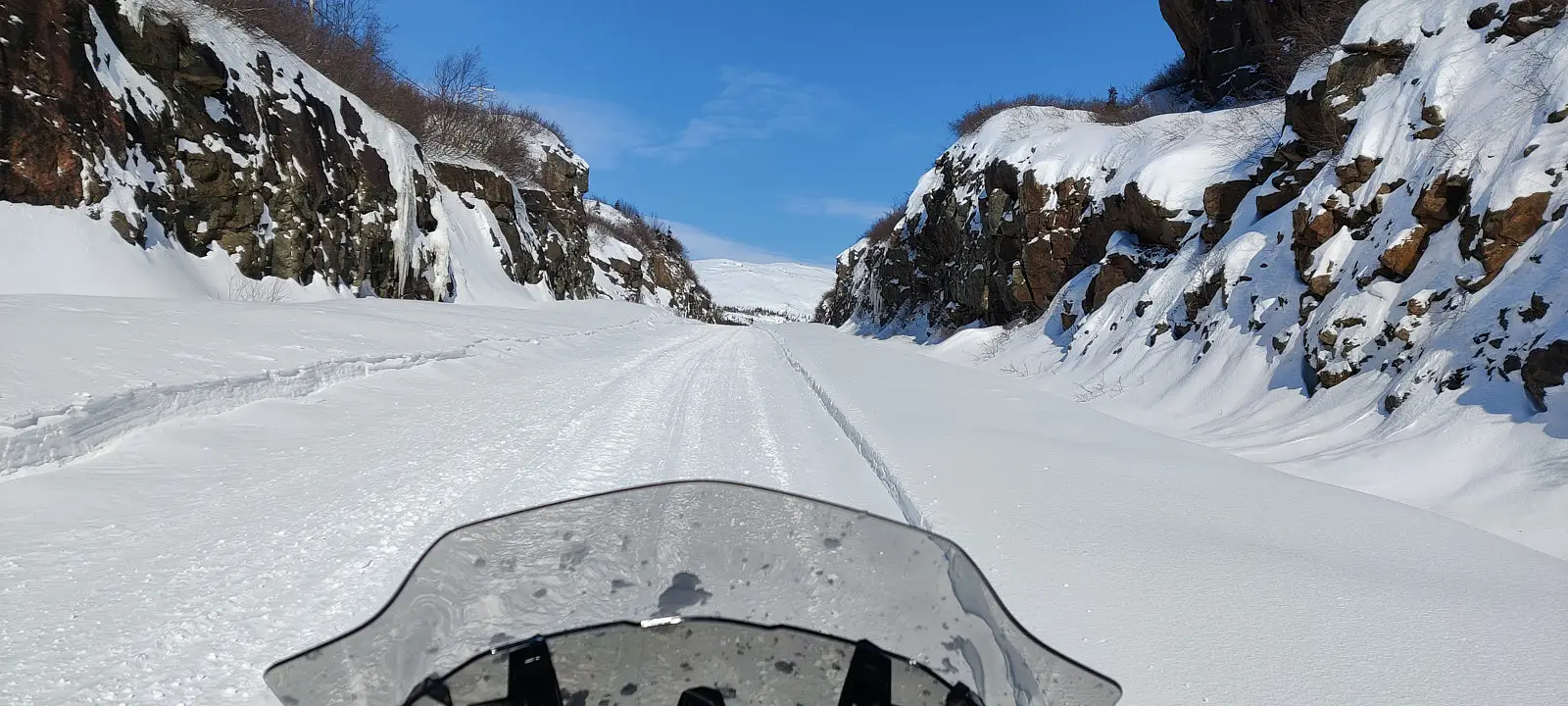 sentier de motoneige en basse-côte-nord sur la route blanche