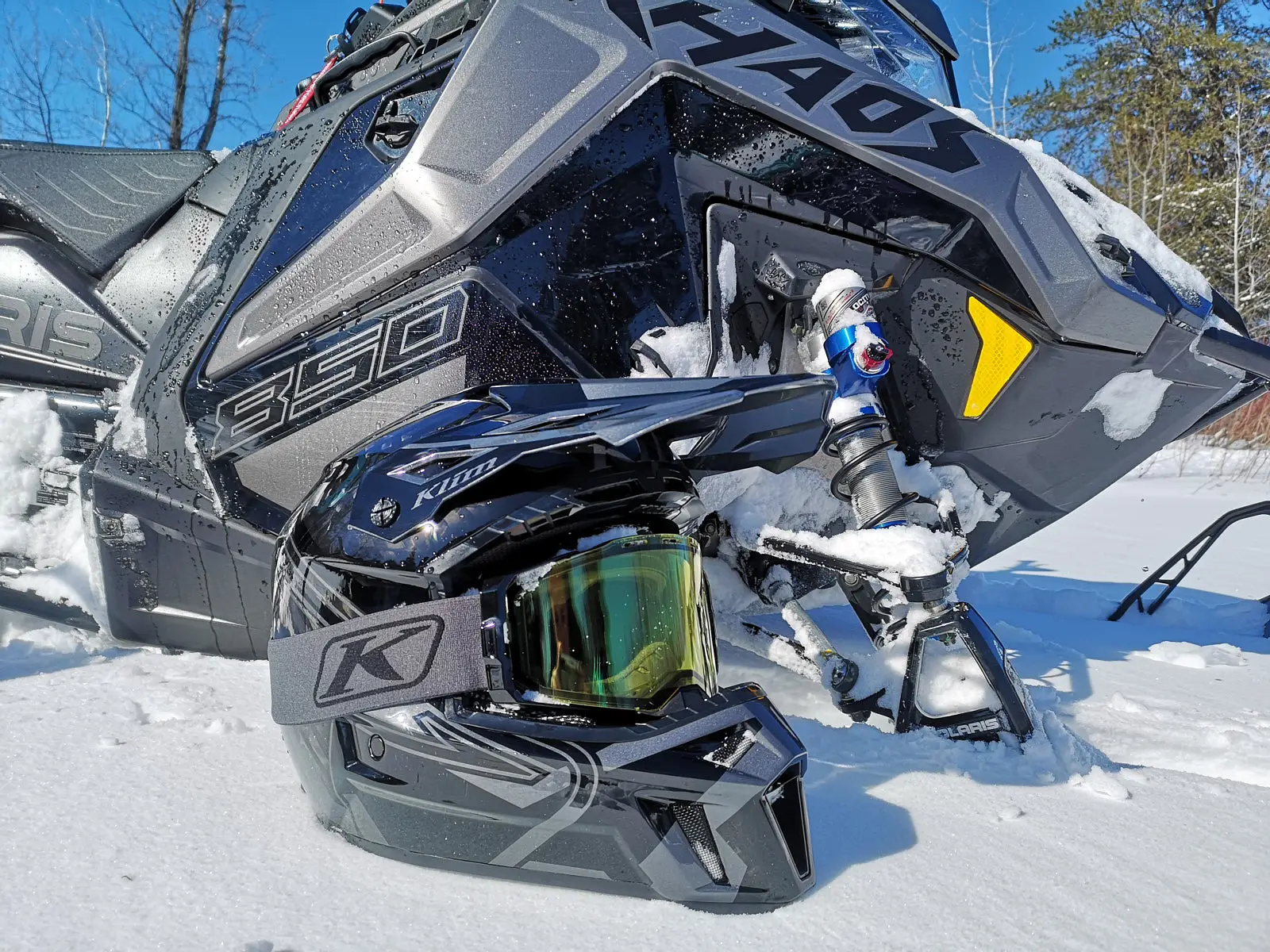 casque KLIM F3 Carbon Pro et lunettes Edge devant une motoneige Polaris Khaos