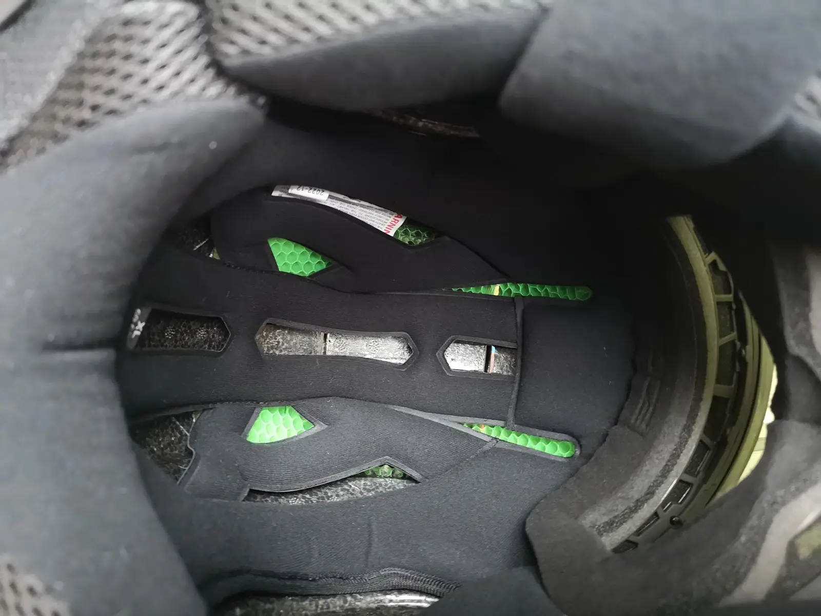 structure en Koroyd derrière les mousses du casque F3 Carbon Pro de KLIM