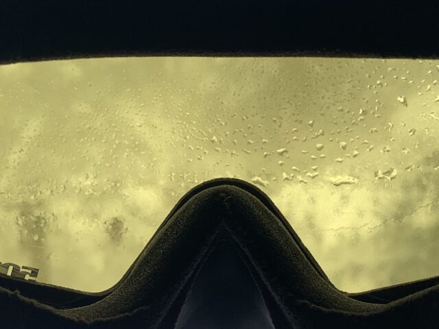 Lunettes de motoneige ayant de la condensation dans la lentille intérieure.