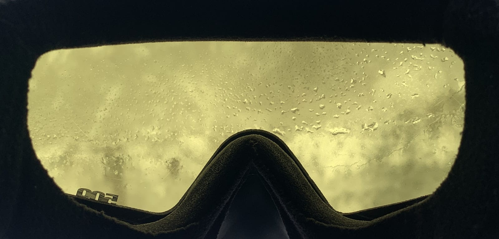 Lunettes de motoneige ayant de la condensation dans la lentille intérieure.