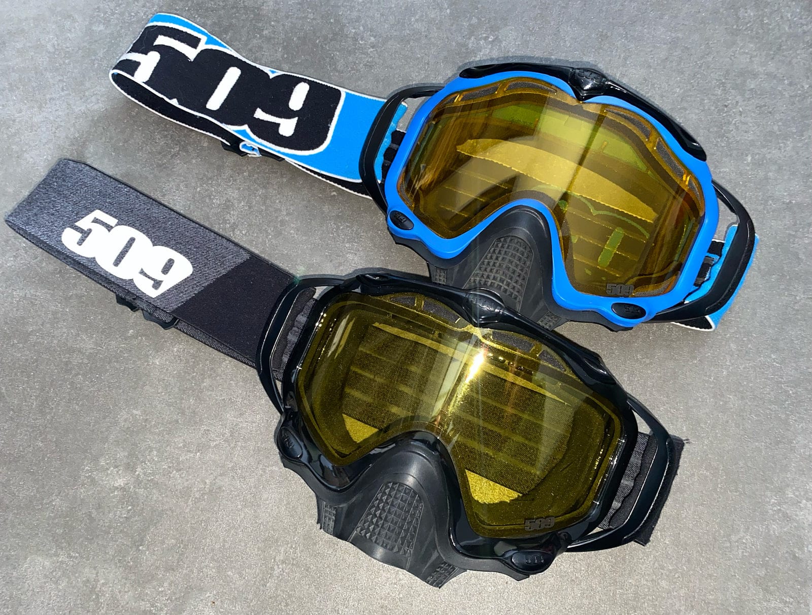 Deux lunettes de motoneige avec un modèle ayant plus d’ouvertures d’aération.