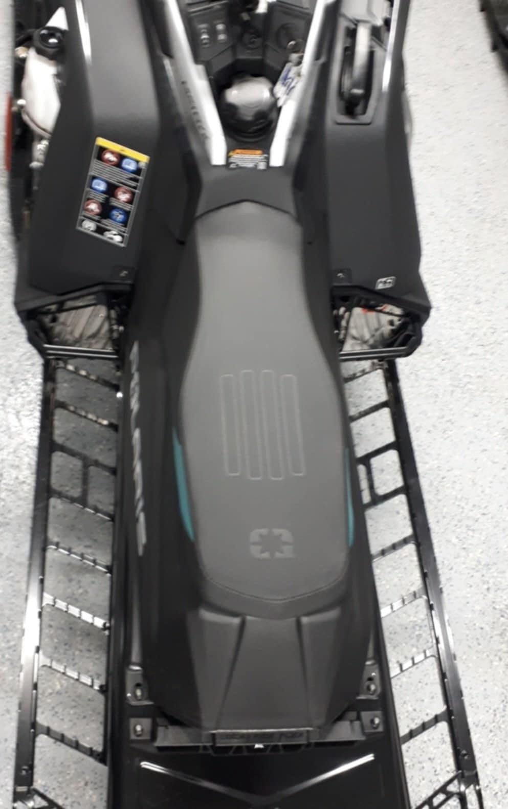 gros plan sur le marchepied de la Patriot 9R RMK Khaos Slash 2025 