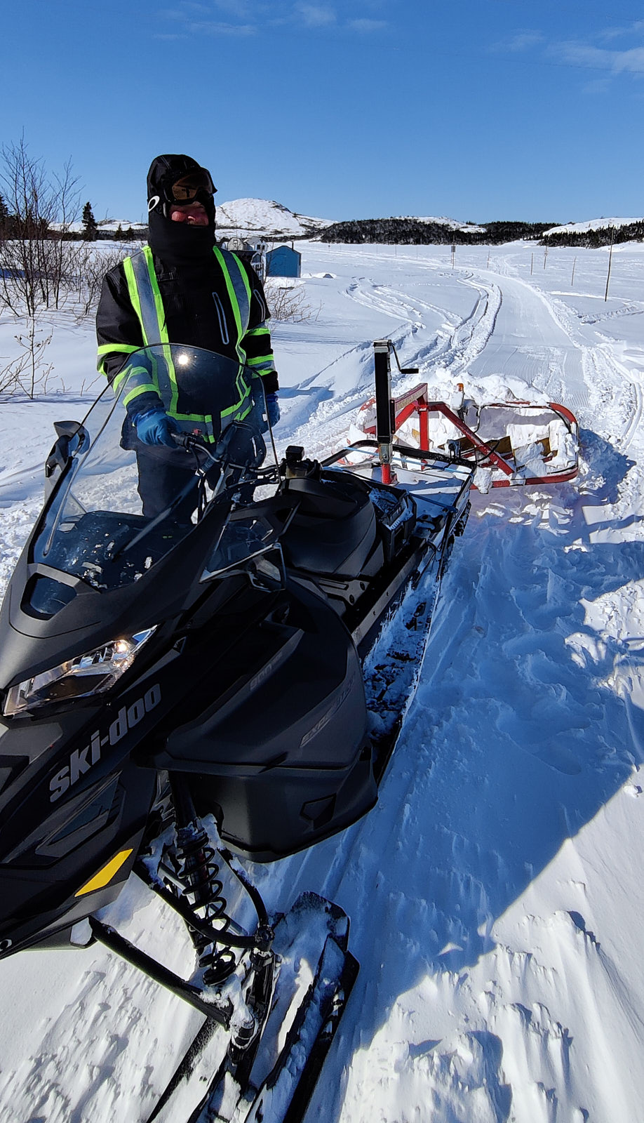 Nicholas, responsable de l’entretien de la route blanche avec l’auteur de ces lignes