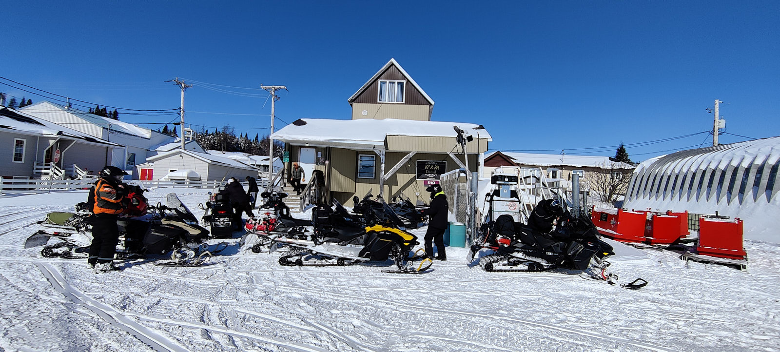 Le poste d’essence, l’épicerie et le lieu de plusieurs rencontres
