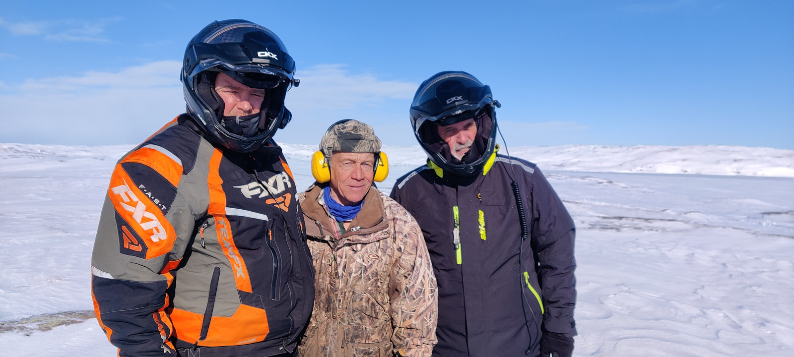 Mes compagnons Jean-François et Yoland entourant notre ami Galan