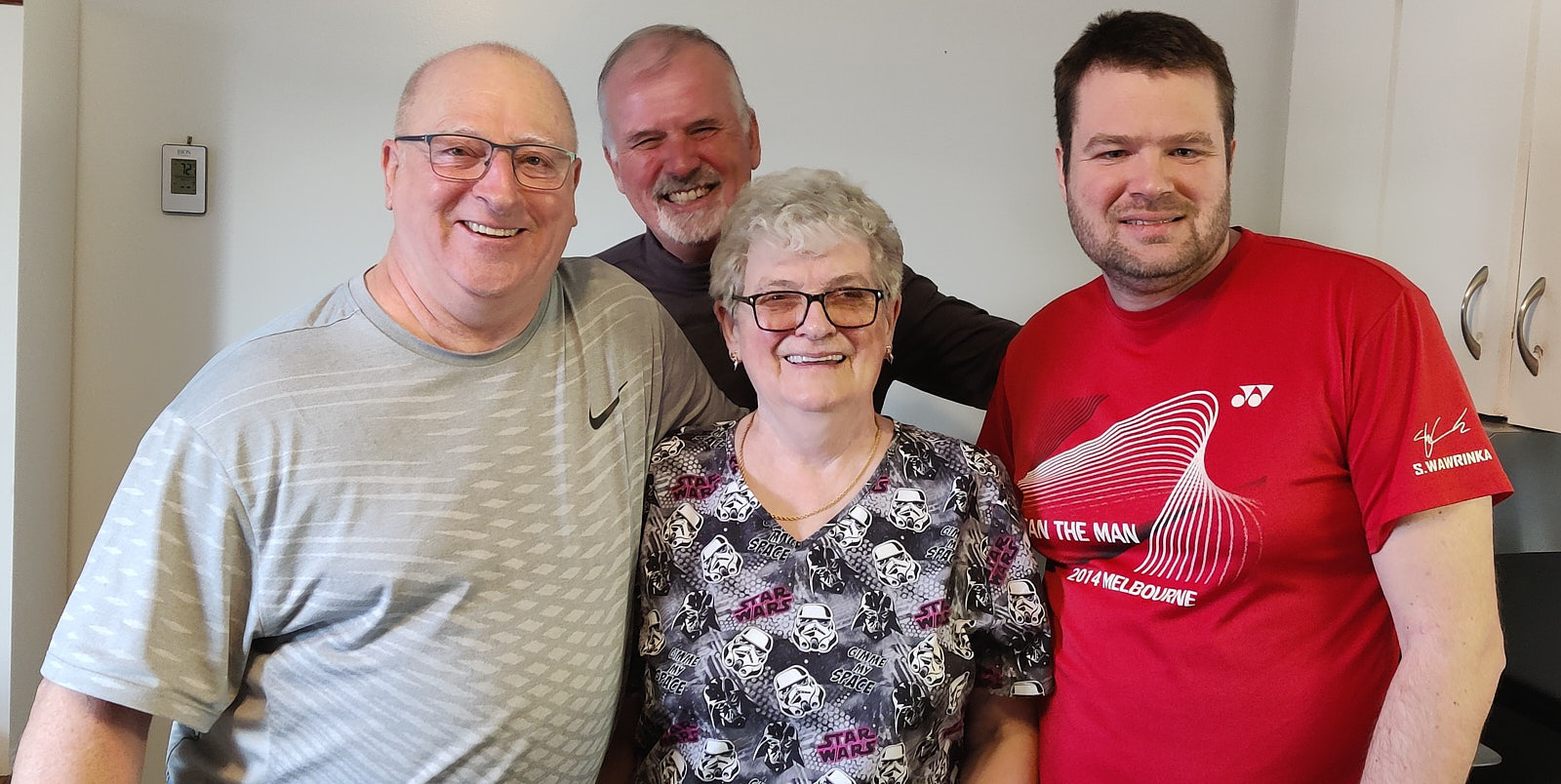 La grand-maman Carolyn entourée de Denis, Yoland et Jean-François. Ça commence bien la journée.