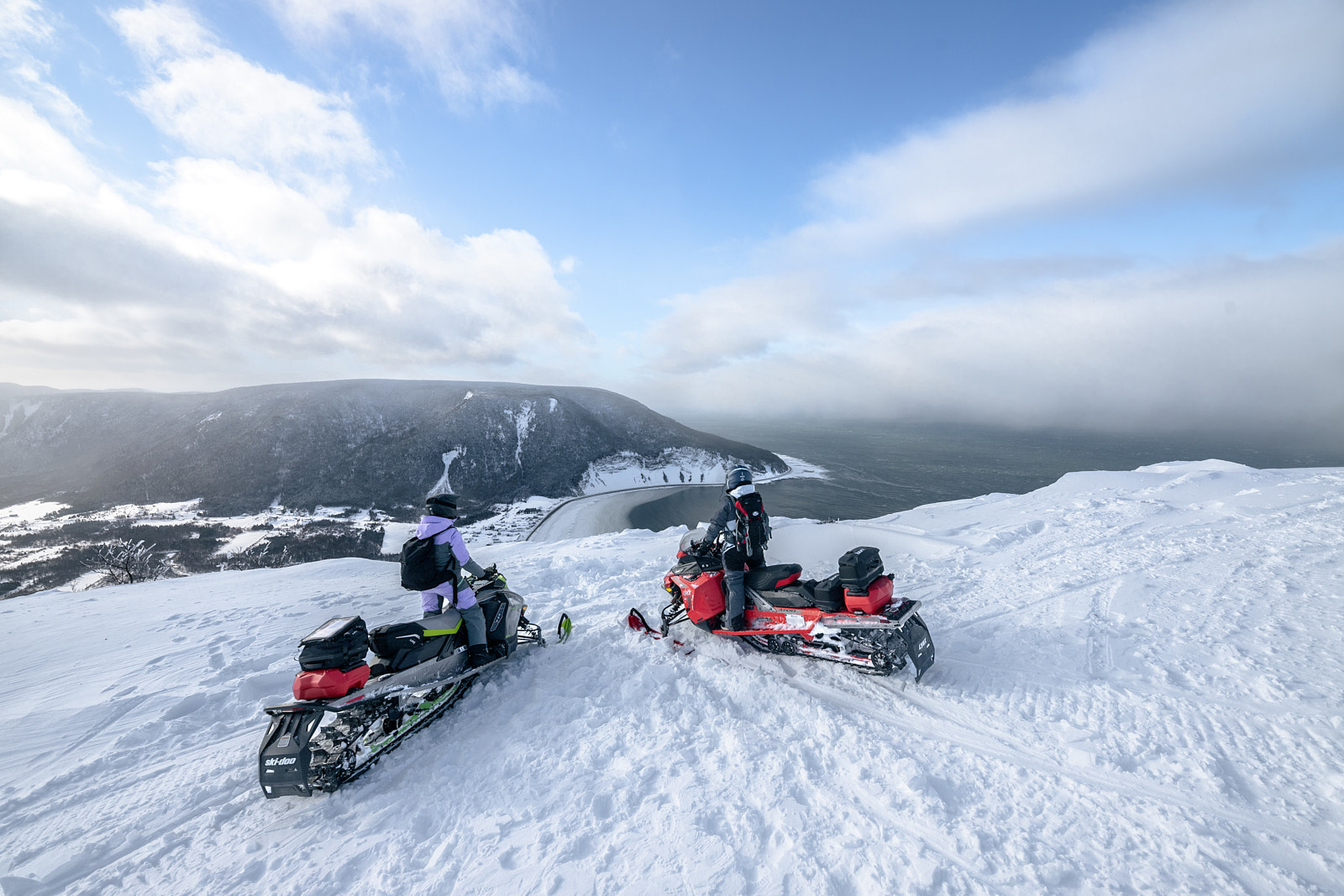 Mont-Saint-Pierre à motoneige. Crédit photo: Chicks and Machines