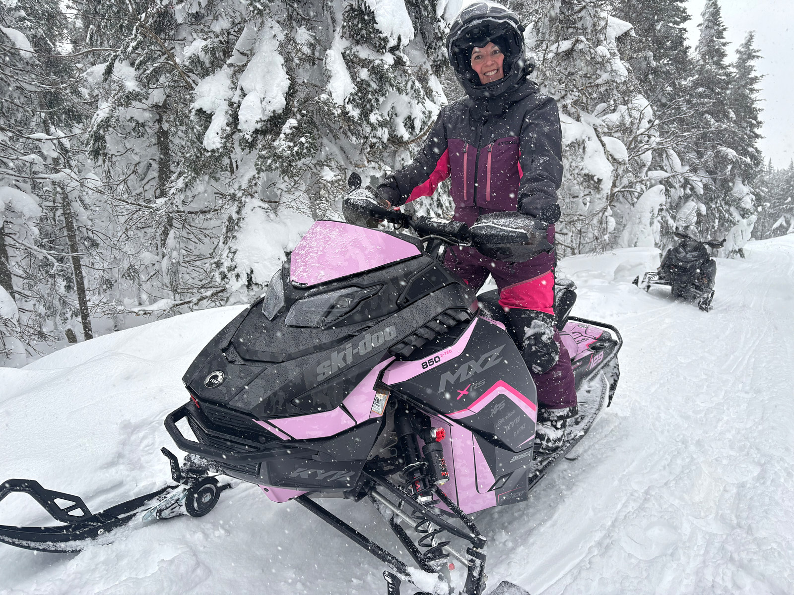 Monosuit isolé TOBE Celsus pour la motoneige : chaud, féminin et conçu pour rouler avec style