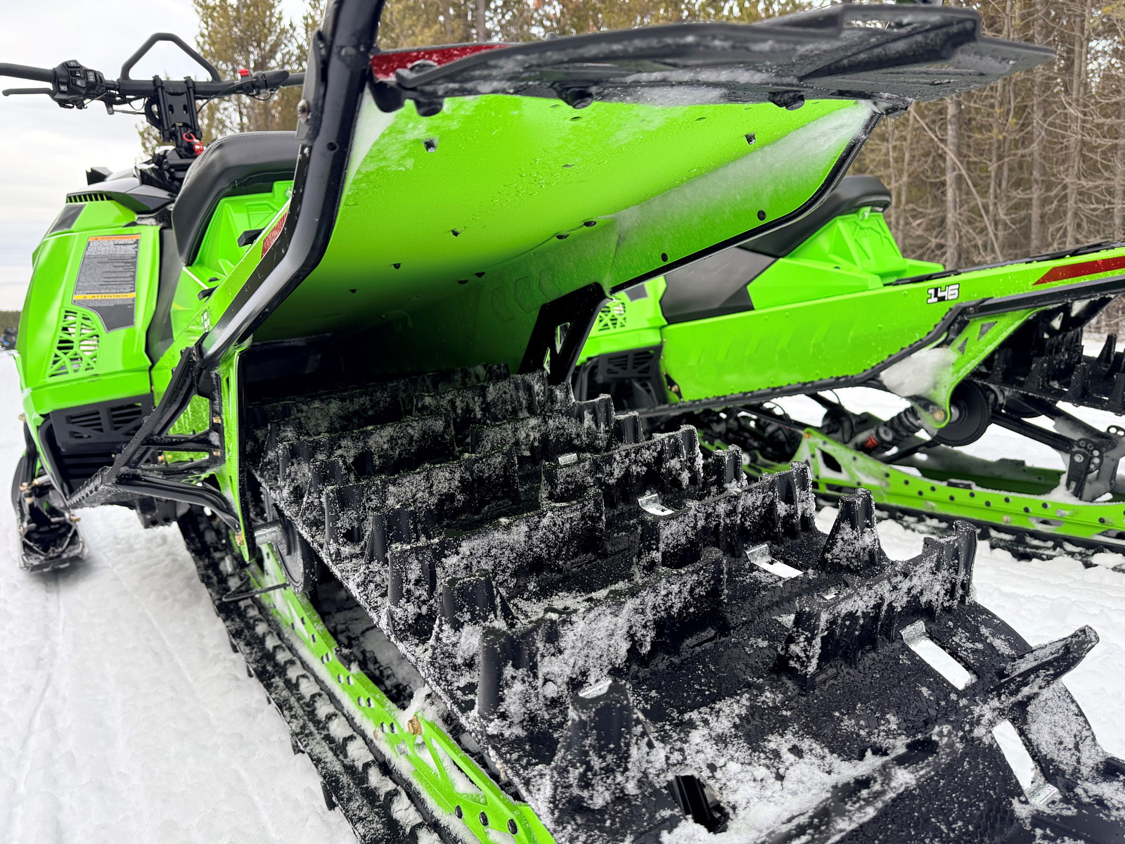 Gros plan de la chenille de l’Arctic Cat HCR 858 2027 154 | Crédit photo : Joe Erickson
