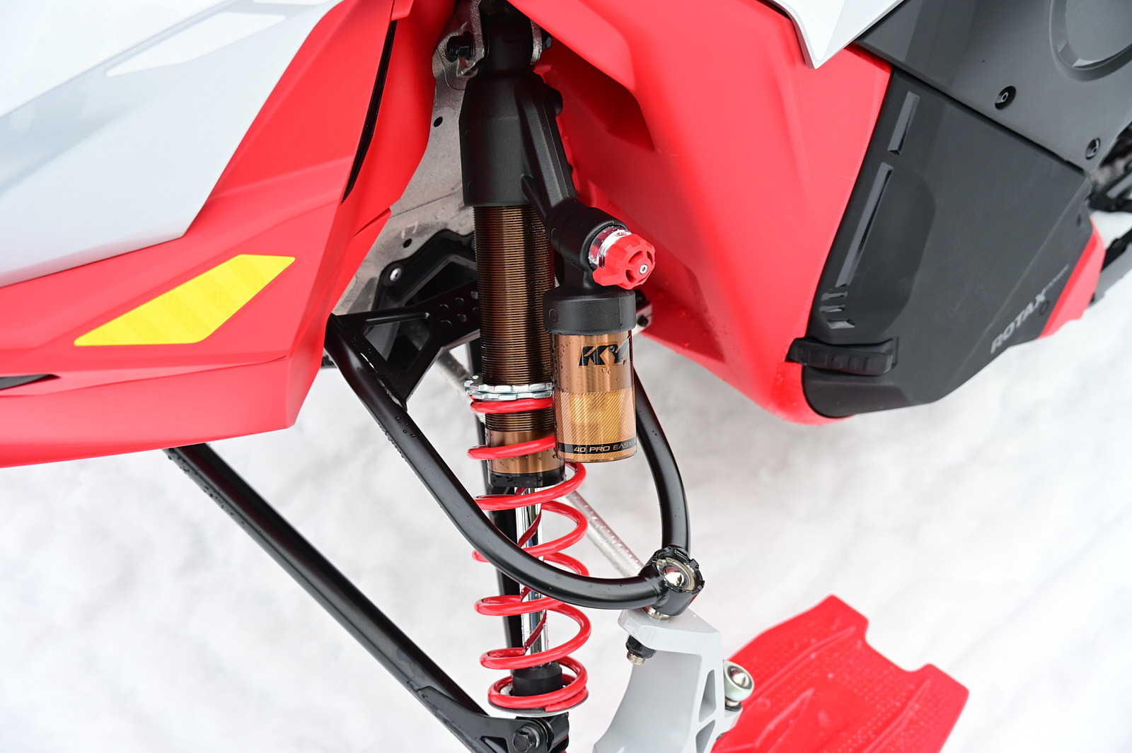 Gros plan de la suspension avant LFS-DS du Lynx Shredder RE 2027 / © Joe Erickson