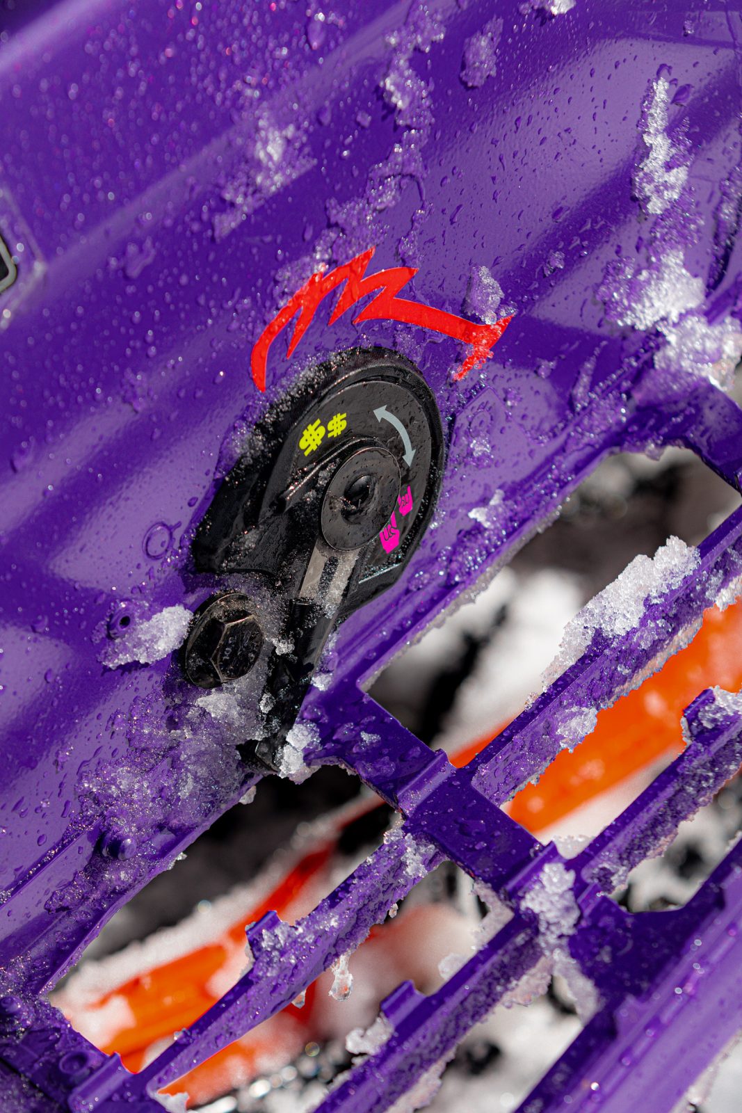 Levier de réglage de la sangle de limitation sur le Freeride 2027.