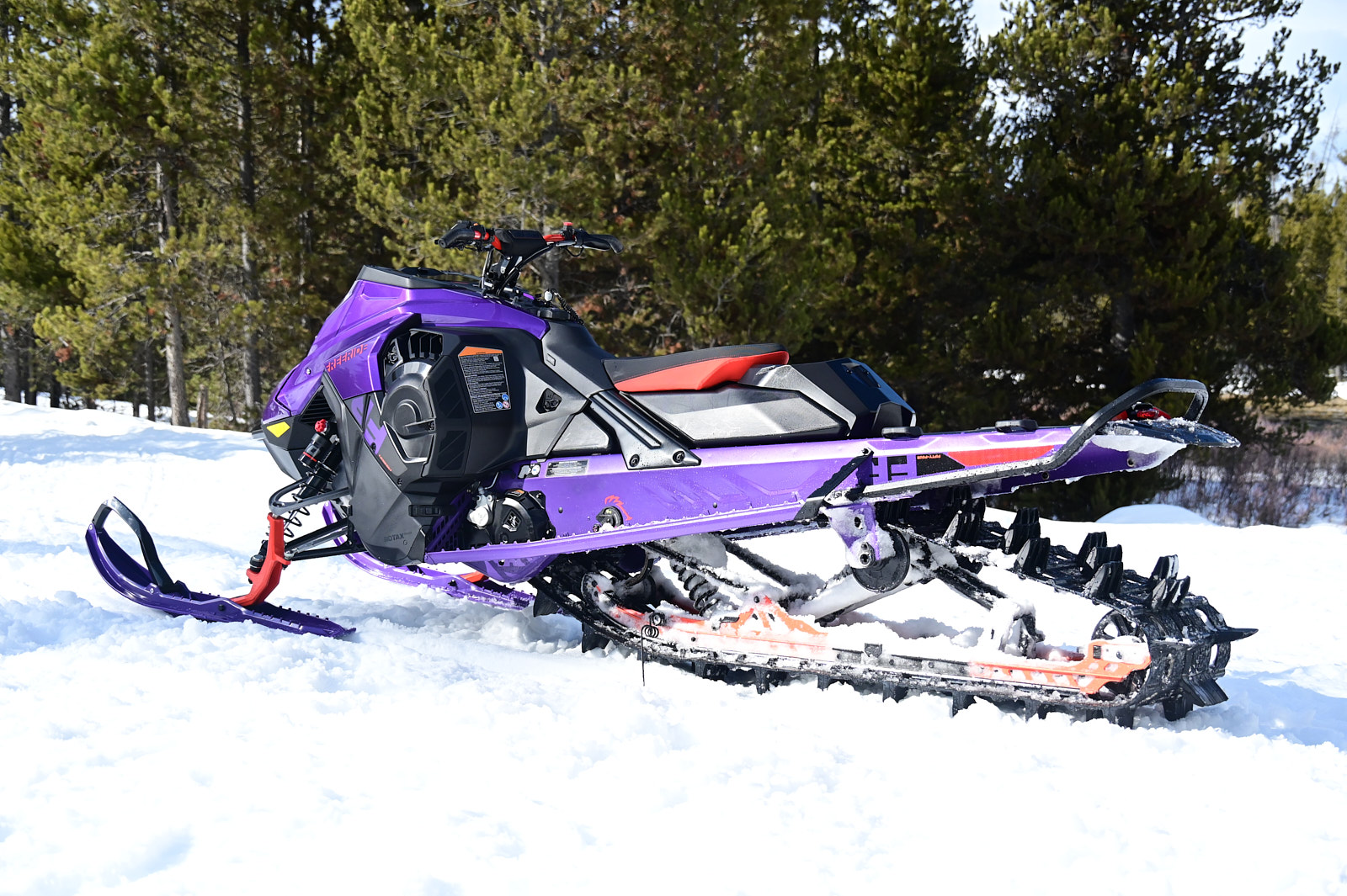Le Freeride 2027 Ultraviolet en conduite dynamique.