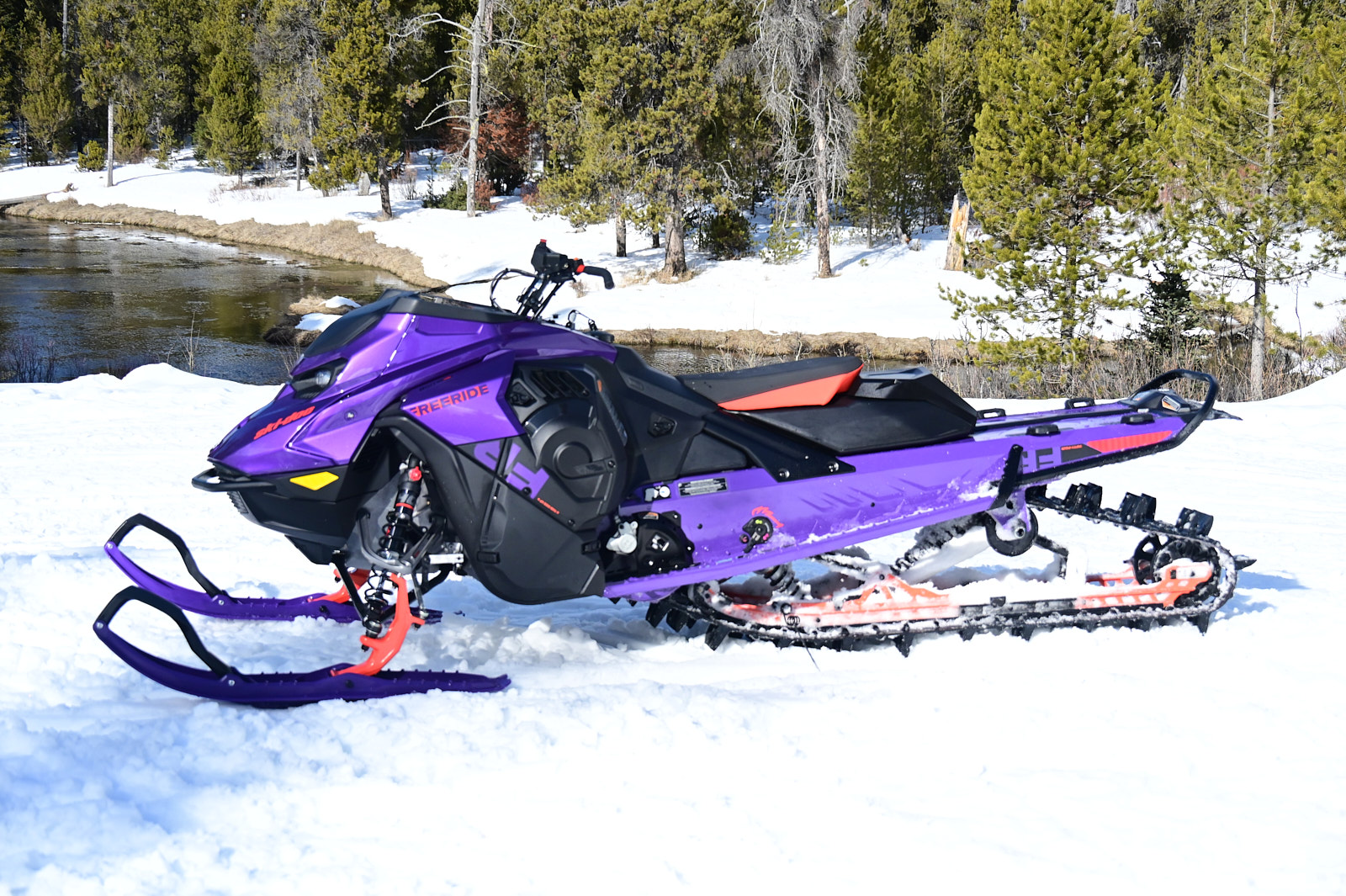 Le Freeride 2027 850 E-TEC Turbo R en montagne.
