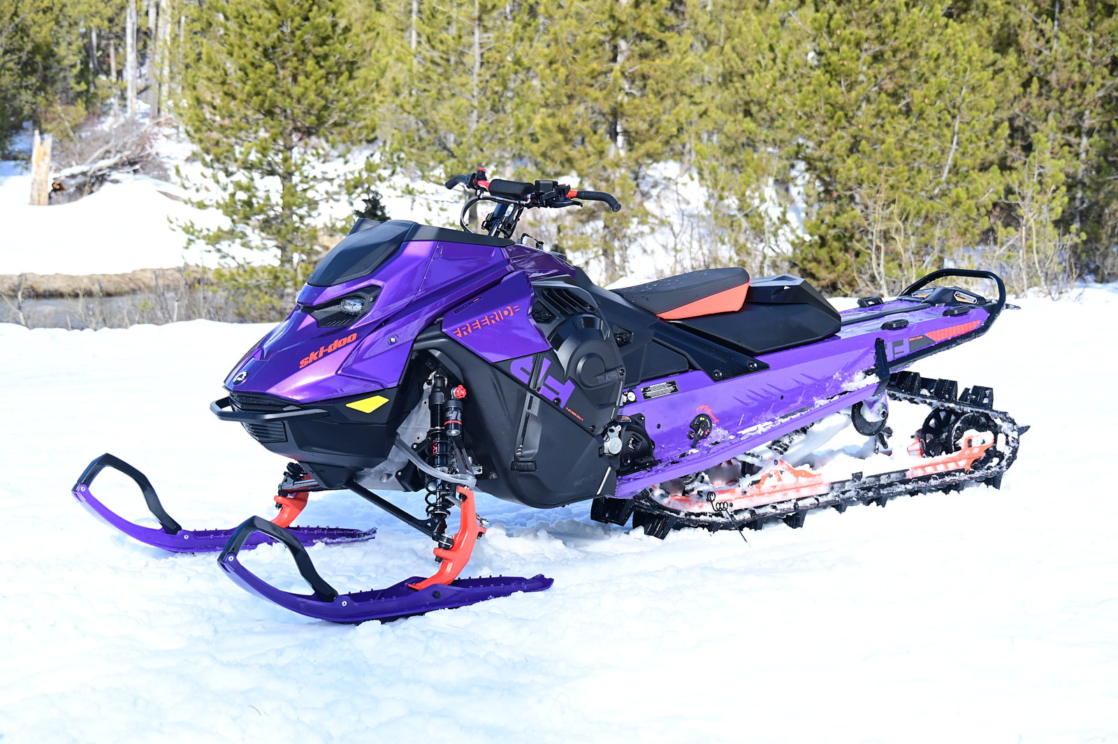 Le Freeride 2027 Ultraviolet dans la neige profonde.