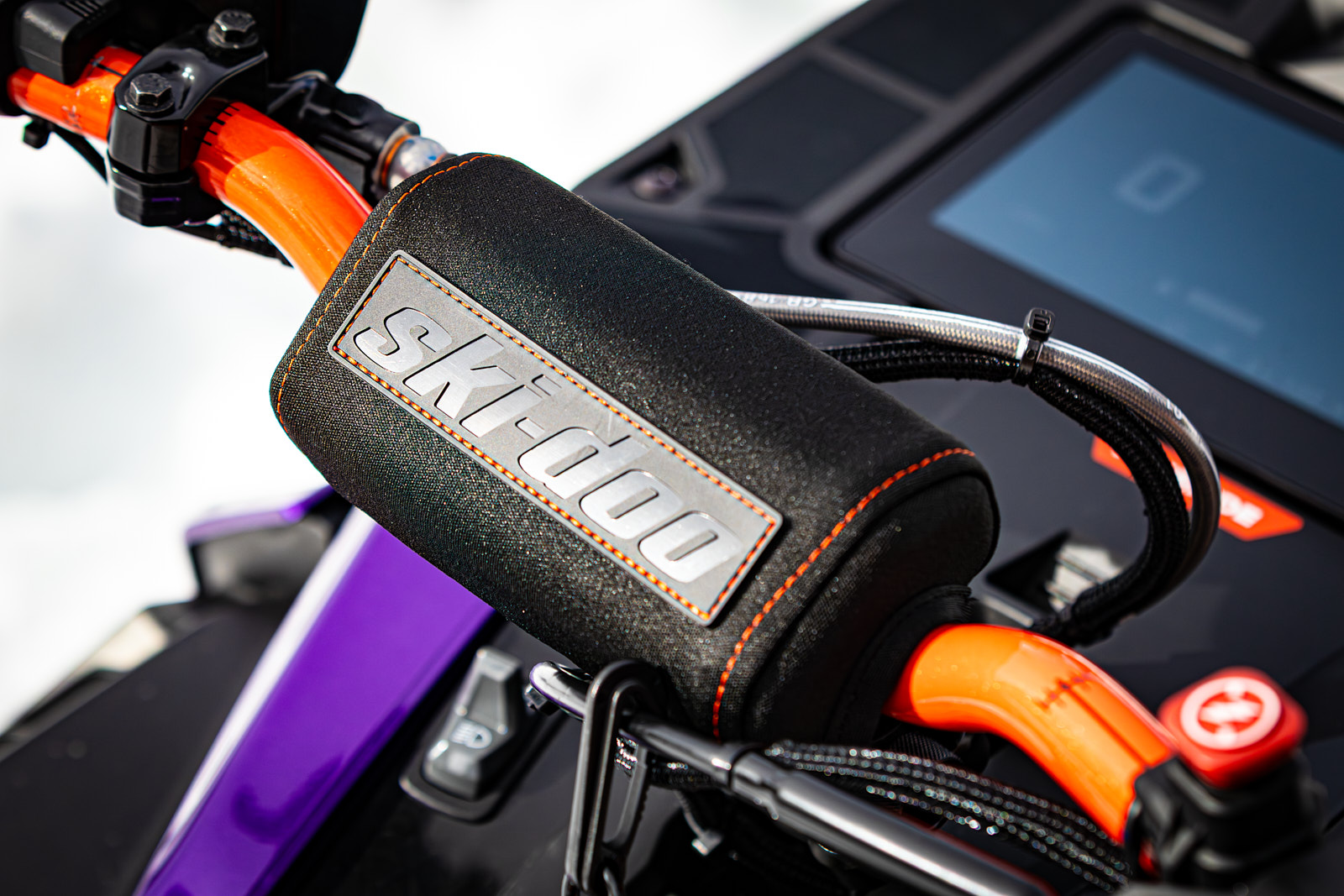 Nouveau coussin de guidon Ski-Doo pour les motoneiges de montagne 2027 / new Ski-Doo handlebar pad for 2027 mountain snowmobiles