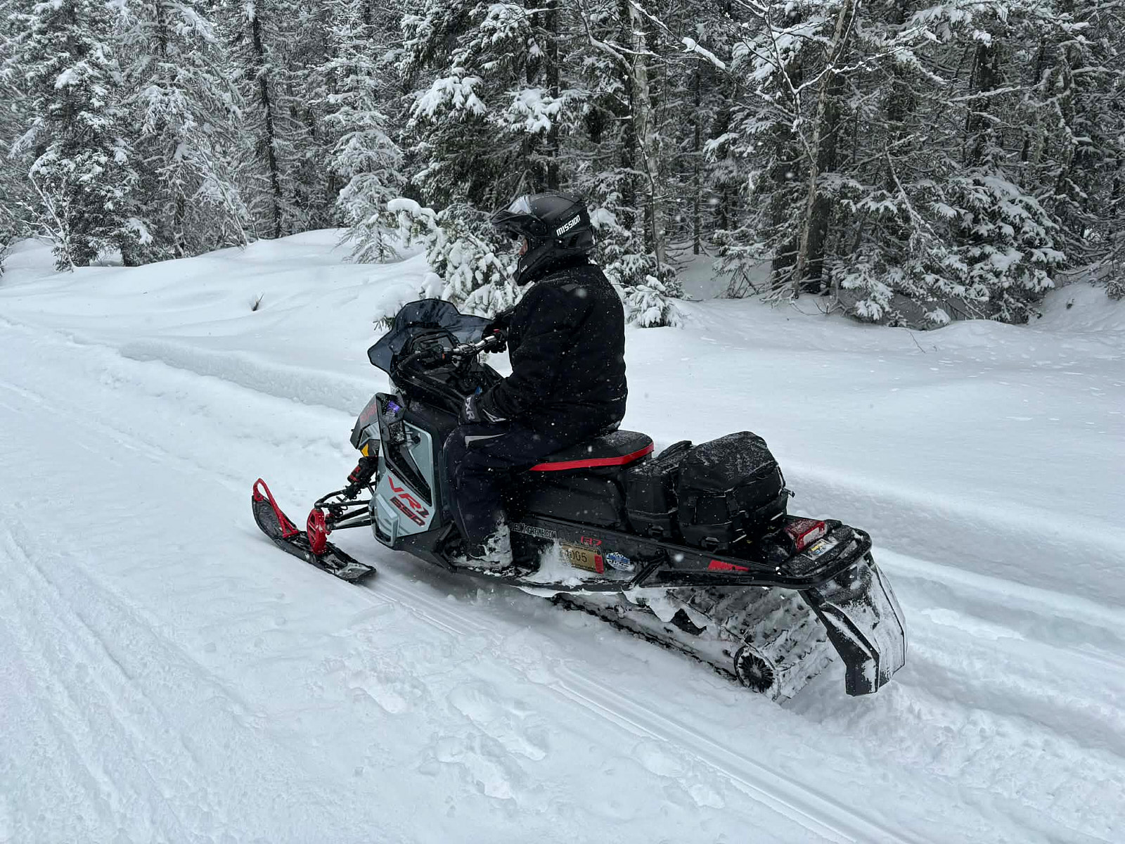 Sac étanche Polaris Lock & Ride Flex installé sur motoneige
