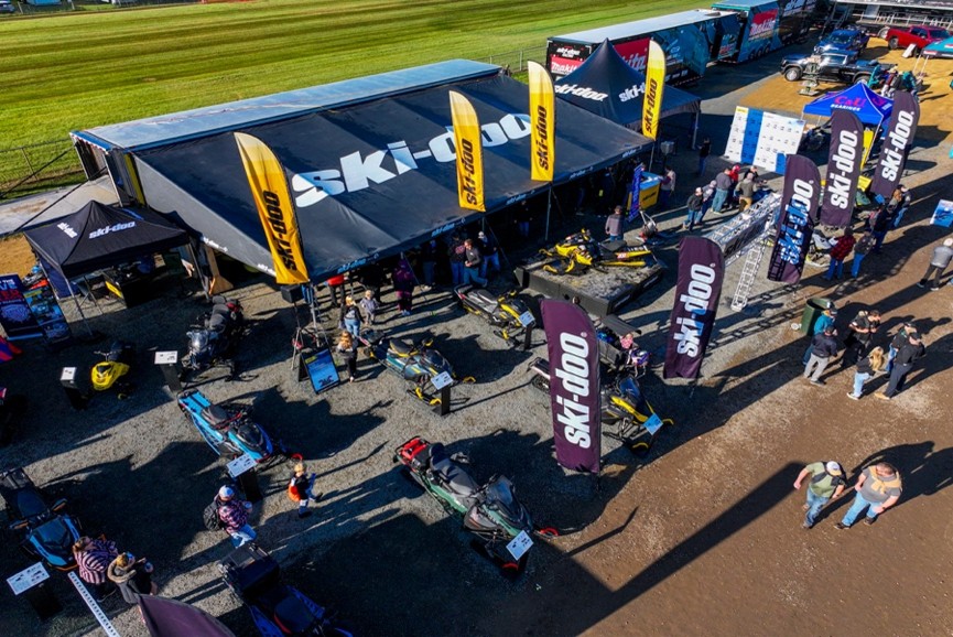Motoneiges.ca: Ski-Doo booth