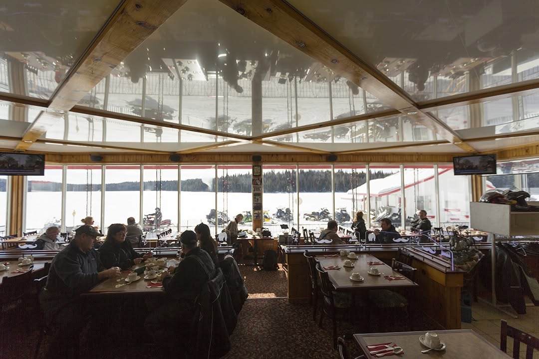 Salle à manger avec vue sur le paysage hivernal